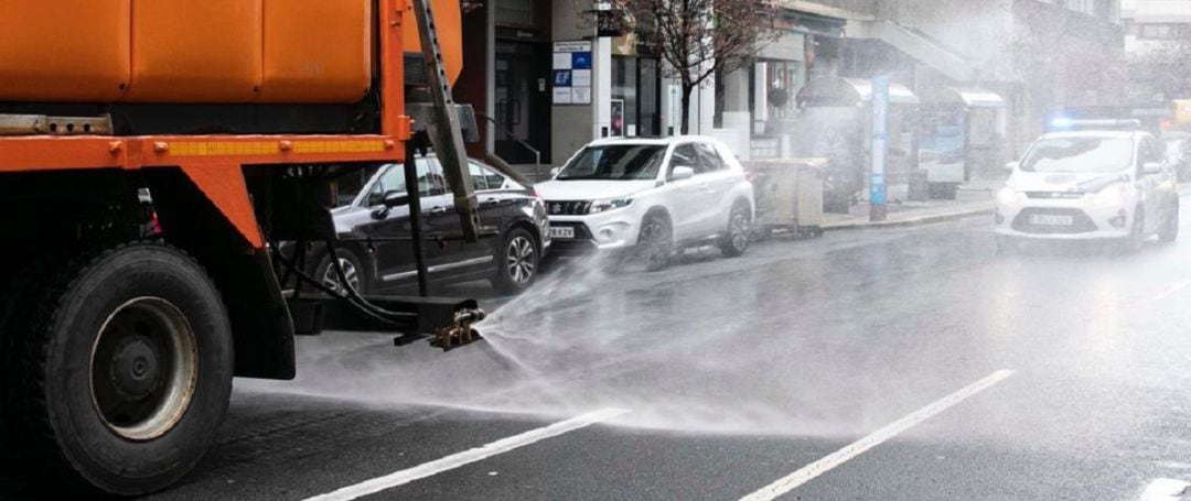 Camión desinfectando la calle de Juan Flórez de A Coruña