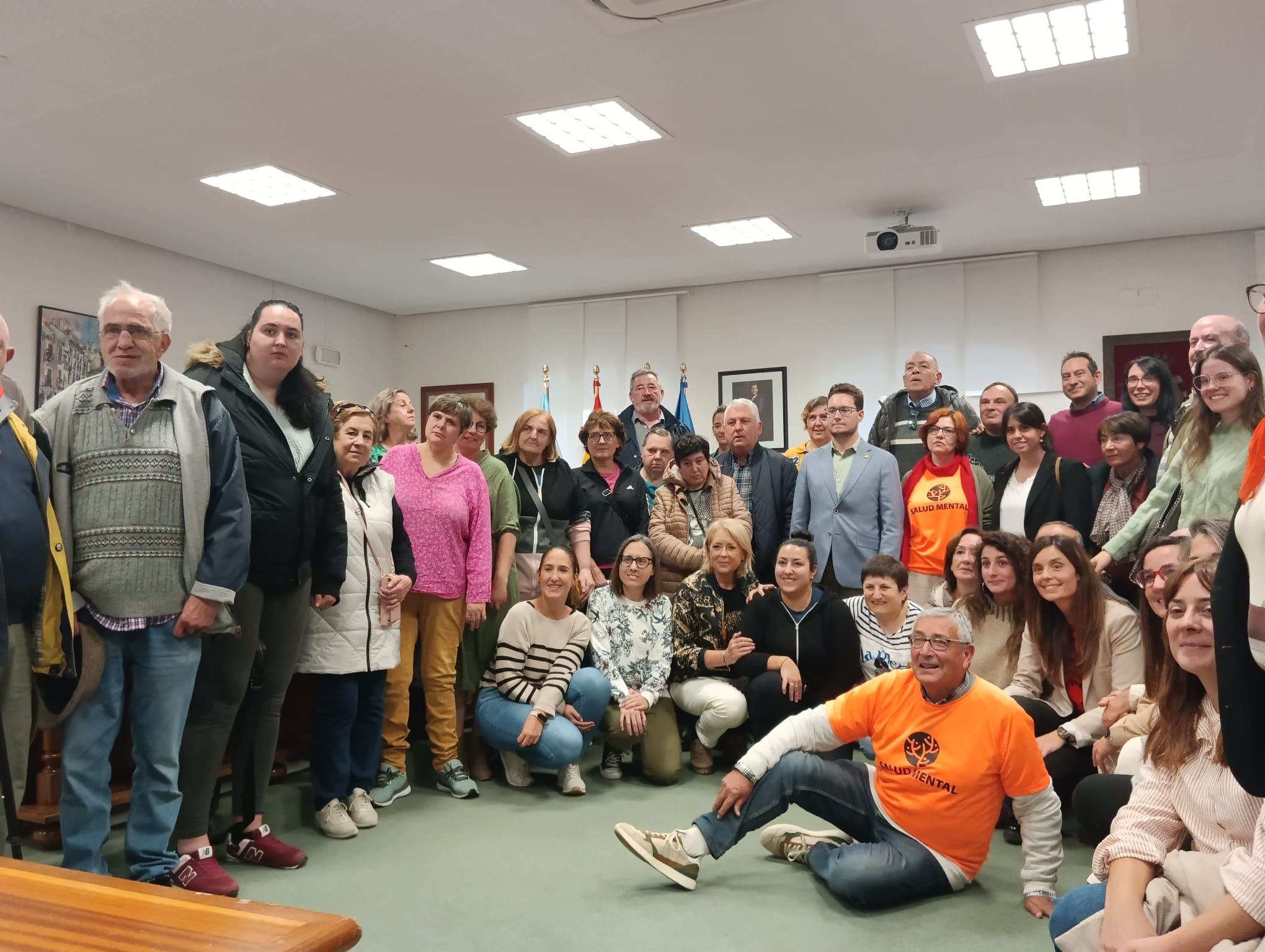 Foto de familia del encuentro celebrado en el salón de plenos