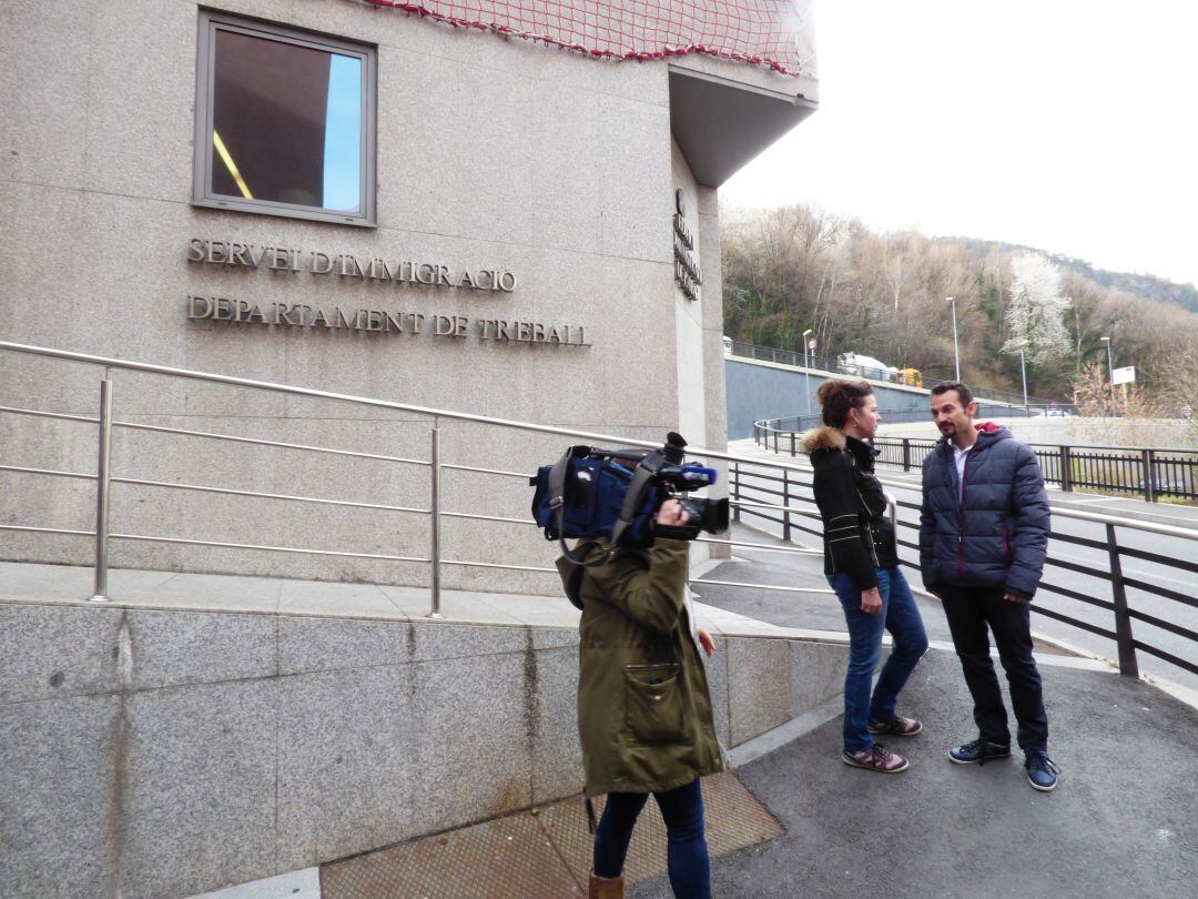 La candidata número 3 de la llista nacional del PS, Judith Salazar, amb el número 1 de la llista de d'Acord per Sant Julià, Gerard Alís, visitant les instal·lacions d'immigració.