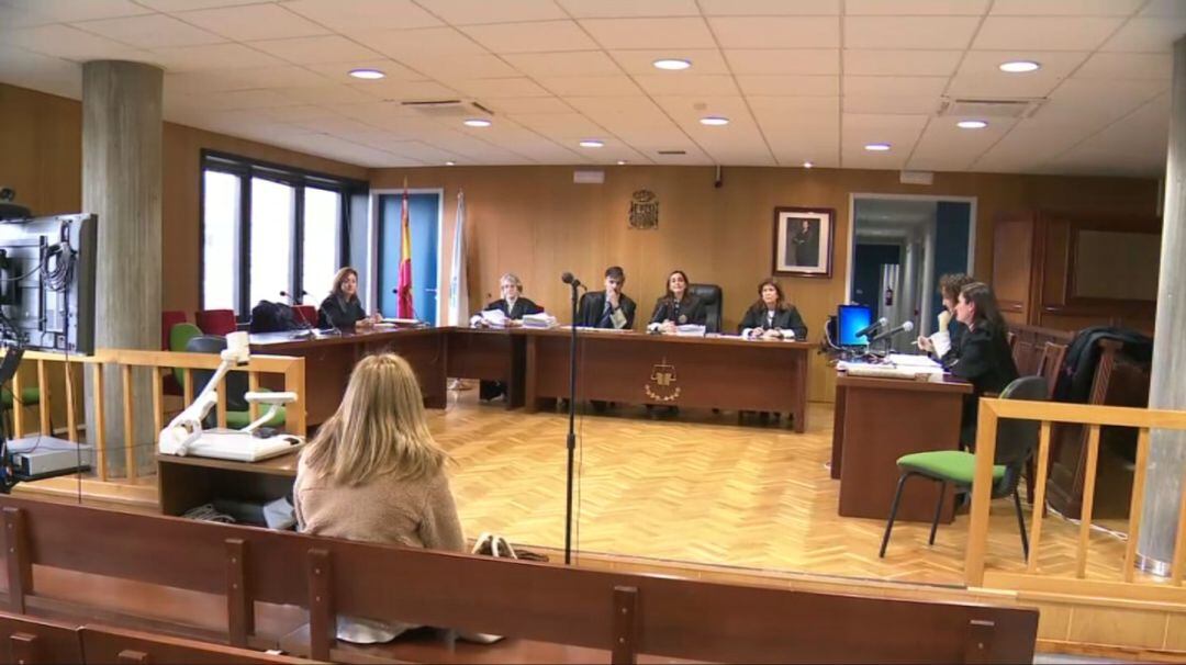 La acusada, de espaldas, ante el tribunal que la absolvió