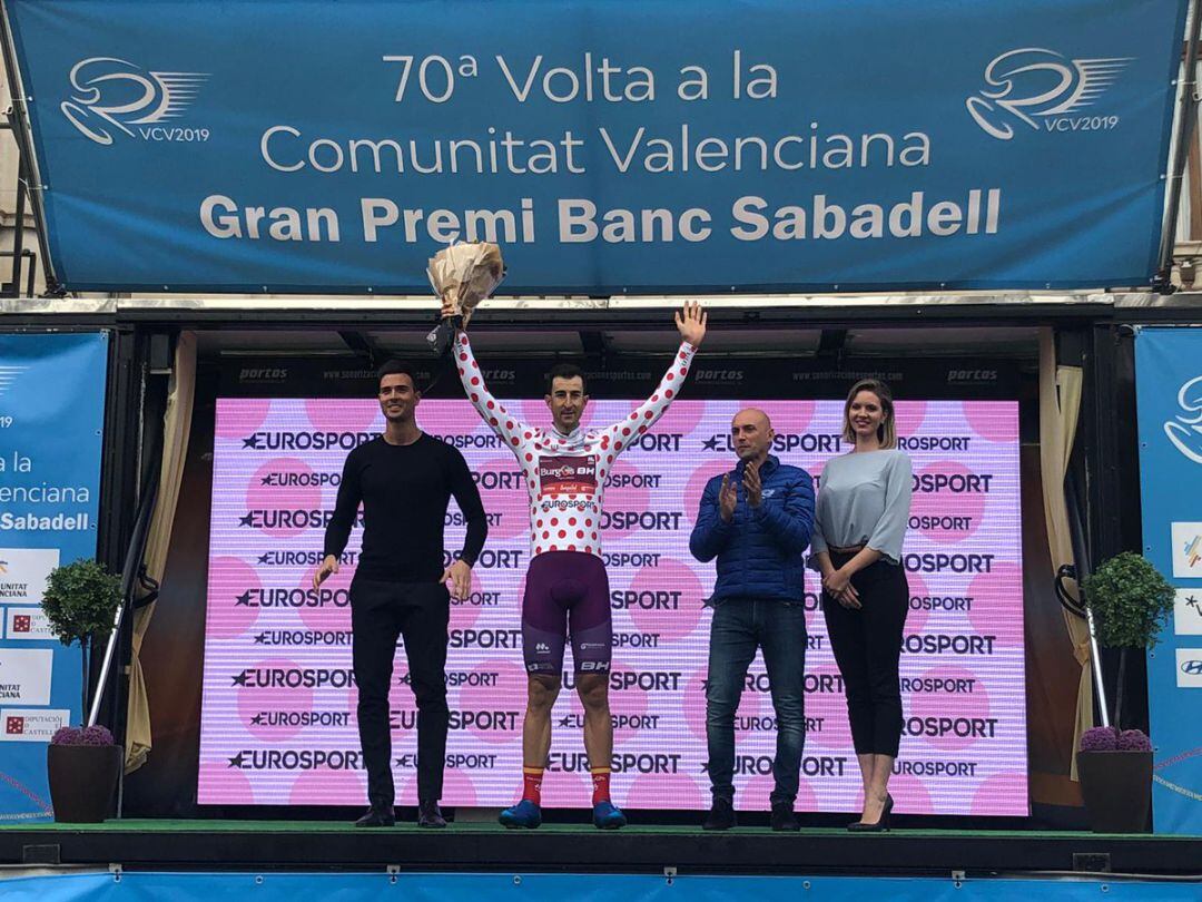 Diego Rubio, en el pódium, con el maillot que le acredita como vencedor de la Montaña, en la Vuelta a la Comunidad Valenciana