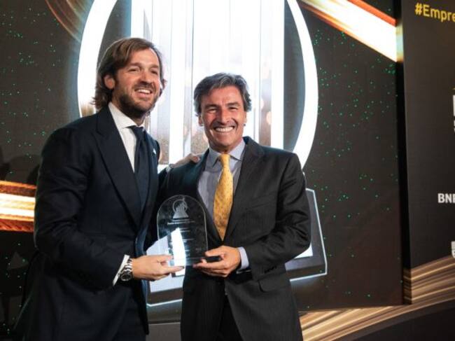 El presidente de EY España, Federico Linares (d); otorga el premio al empresario, Rosauro Varo (i).