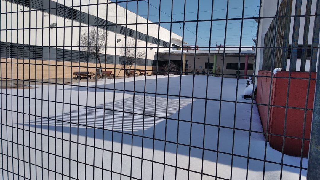 La nieve afectó a patios de numerosos colegios, convirtiendo muchos en auténticas pistas de hielo