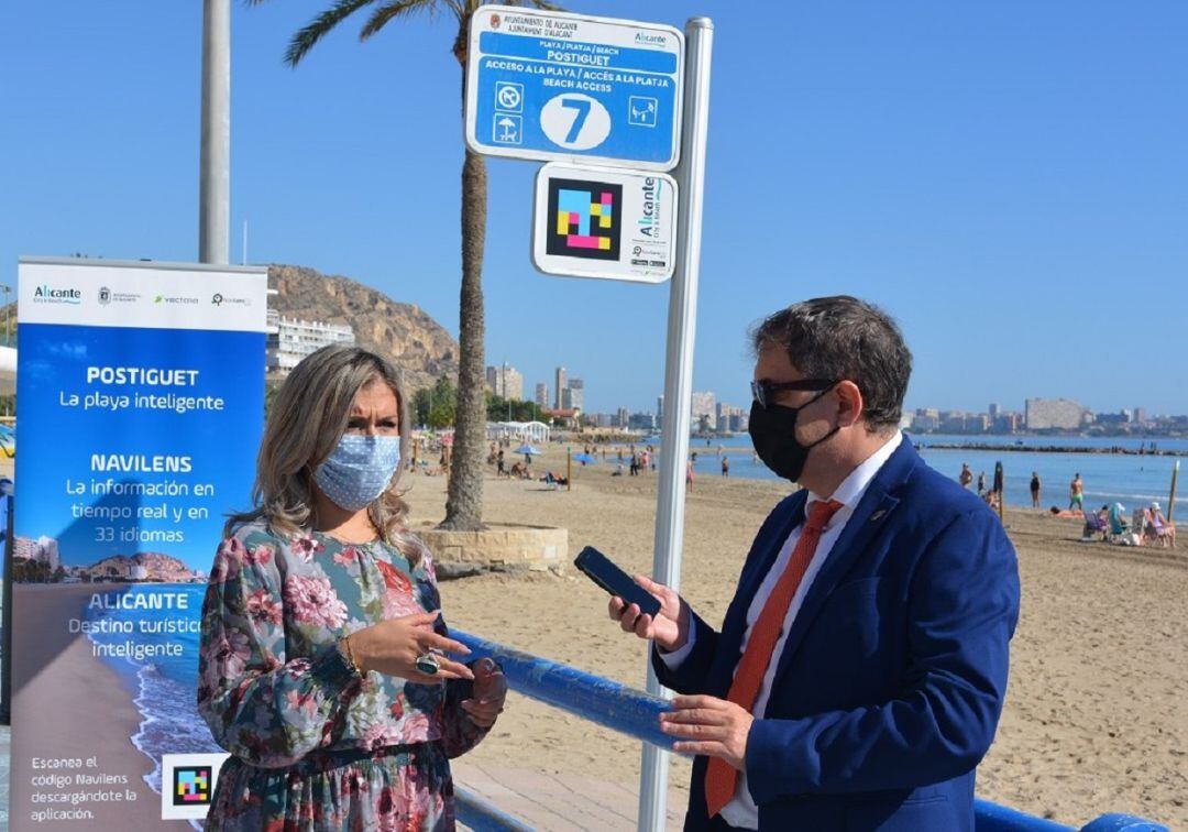 La edil de Turismo, Mari Carmen Sánchez, junto con el reponsable de Vectalia, Ezequiel Moltó, durante la presentación de NaviLens