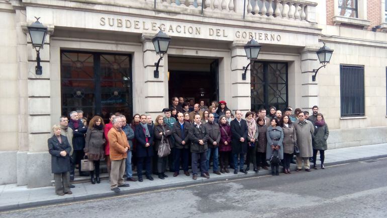 Minutos de silencio en Galápagos frente a la subdelegación del Gobierno