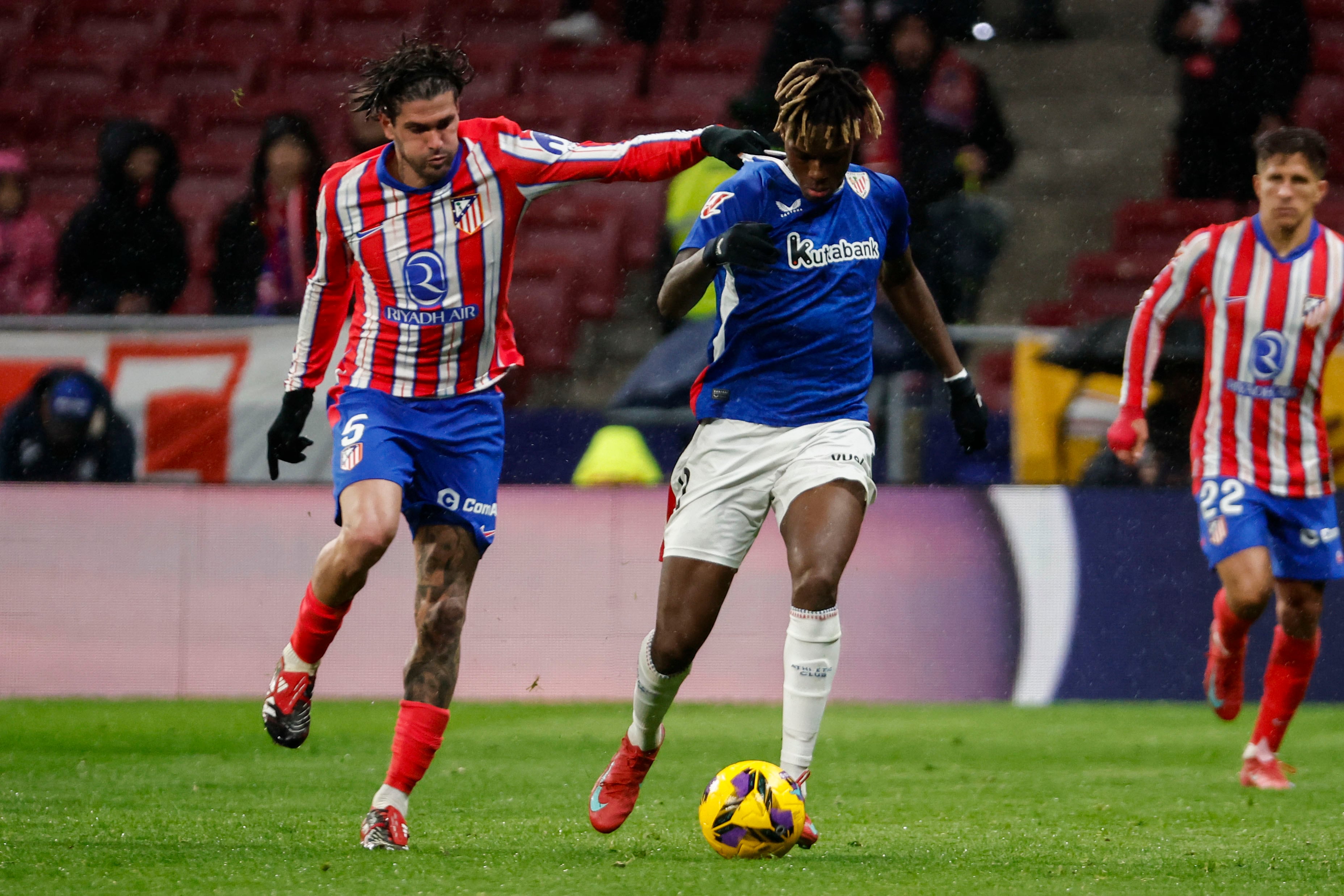 MADRID, 01/03/2025.- El centrocampista argentino del Atlético Rodrigo De Paul (i) disputa un balón ante el delantero del Athletic Nico Williams durante el partido de LaLiga de fútbol que Atlético de Madrid y Athletic Club disputan este sábado en el estadio Metropolitano. EFE/ Sergio Pérez
