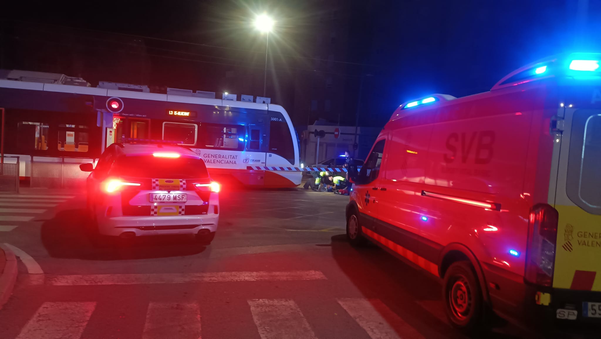 Policía Local de El Campello y Guardia Civil rescataron al anciano tras ser arrollado por el TRAM