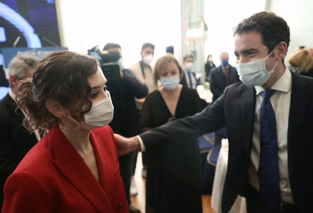 La presidenta de la Comunidad de Madrid, Isabel Díaz Ayuso, y el secretario general del PP, Teodoro García Egea, en un desayuno informativo