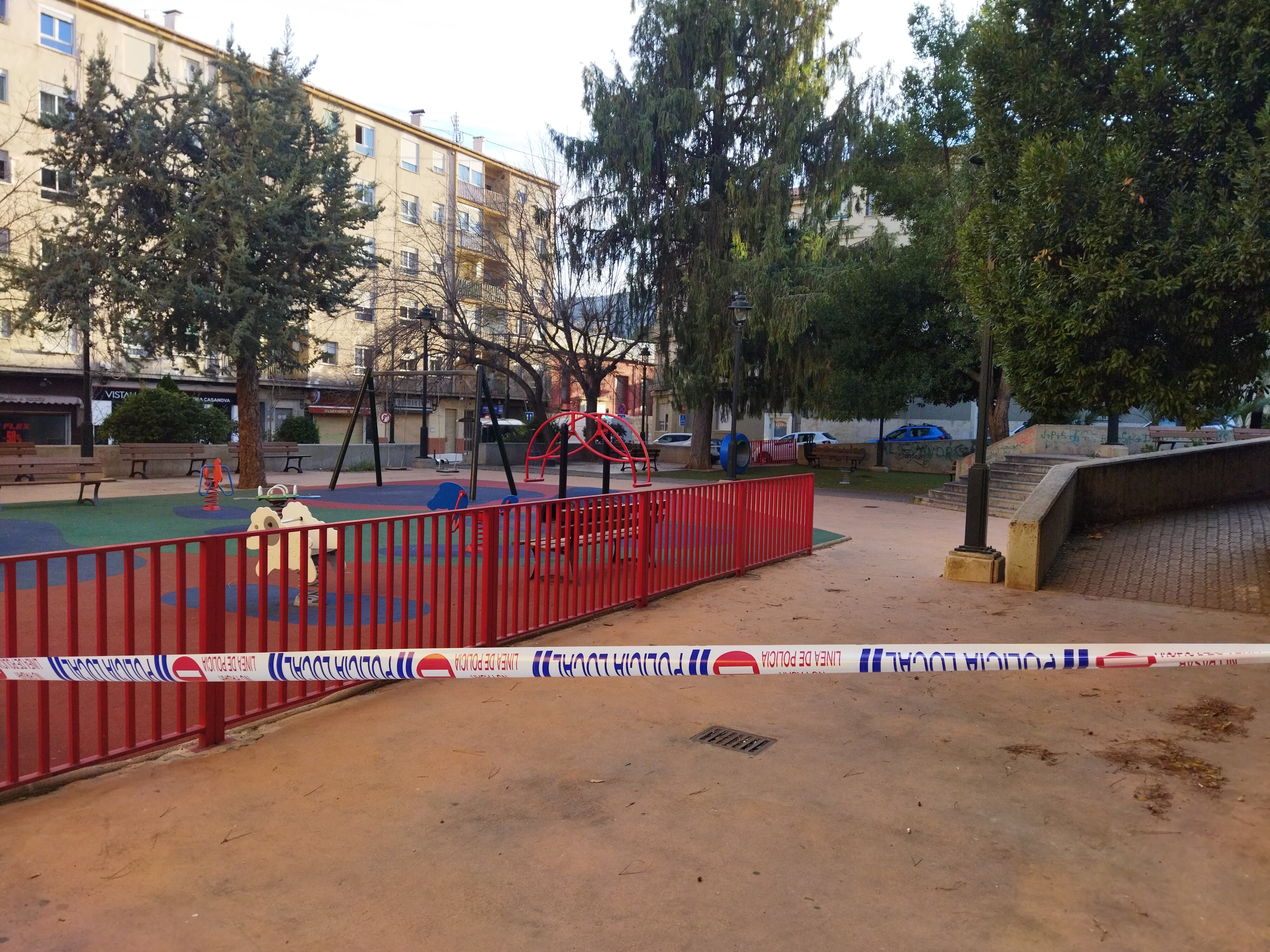 Alcoy cierra los parques para evitar incidencias personales por el viento.