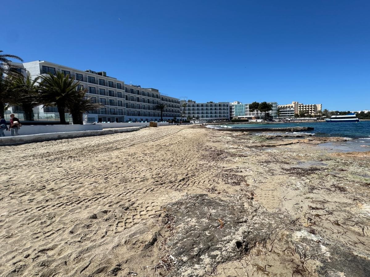 Sant Josep reabre al baño la playa de s'Estanyol