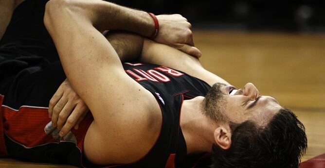 El italiano de Toronto se tumba en el suelo tras darse un golpe con un rival