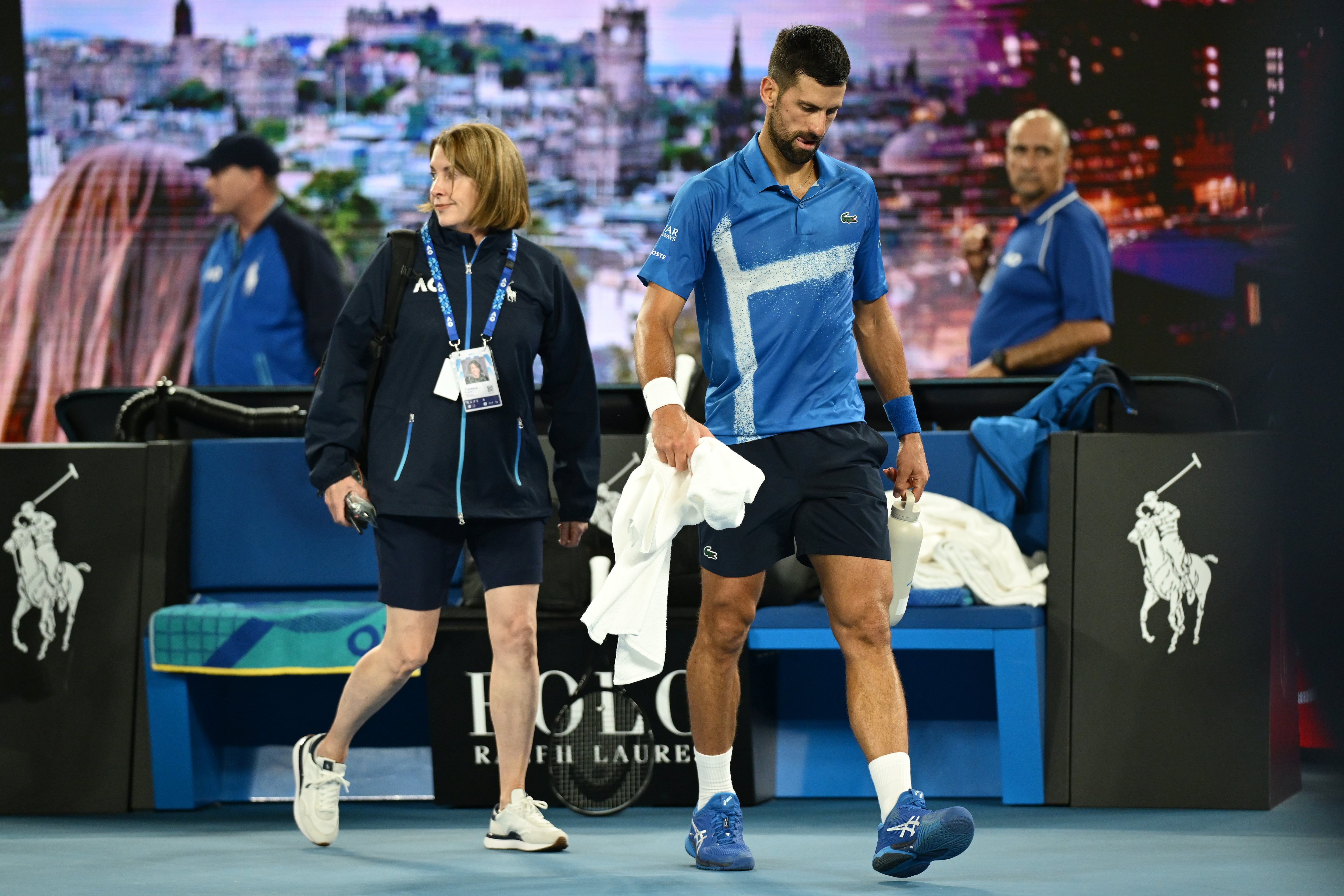 Novak Djokovic vuelve a pista en el Open de Australia tras ser atendido en el duelo frente a Carlos Alcaraz