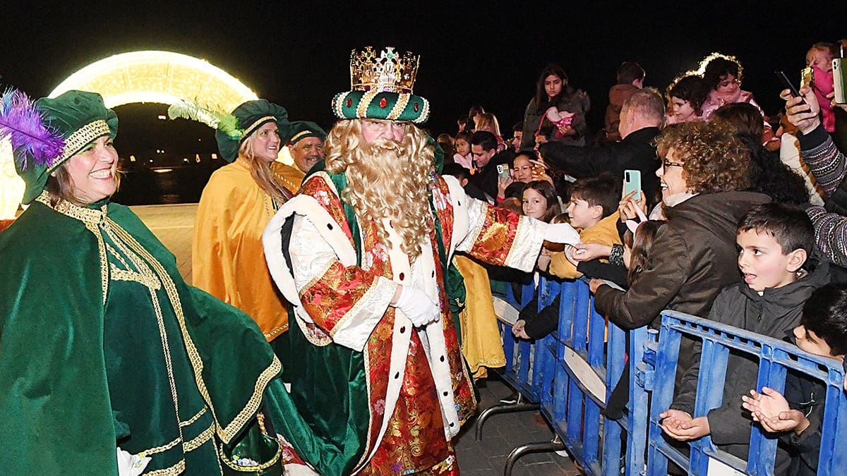 Menorca es prepara per a les cavalcades de la Nit de Reis amb un ull mirant el cel