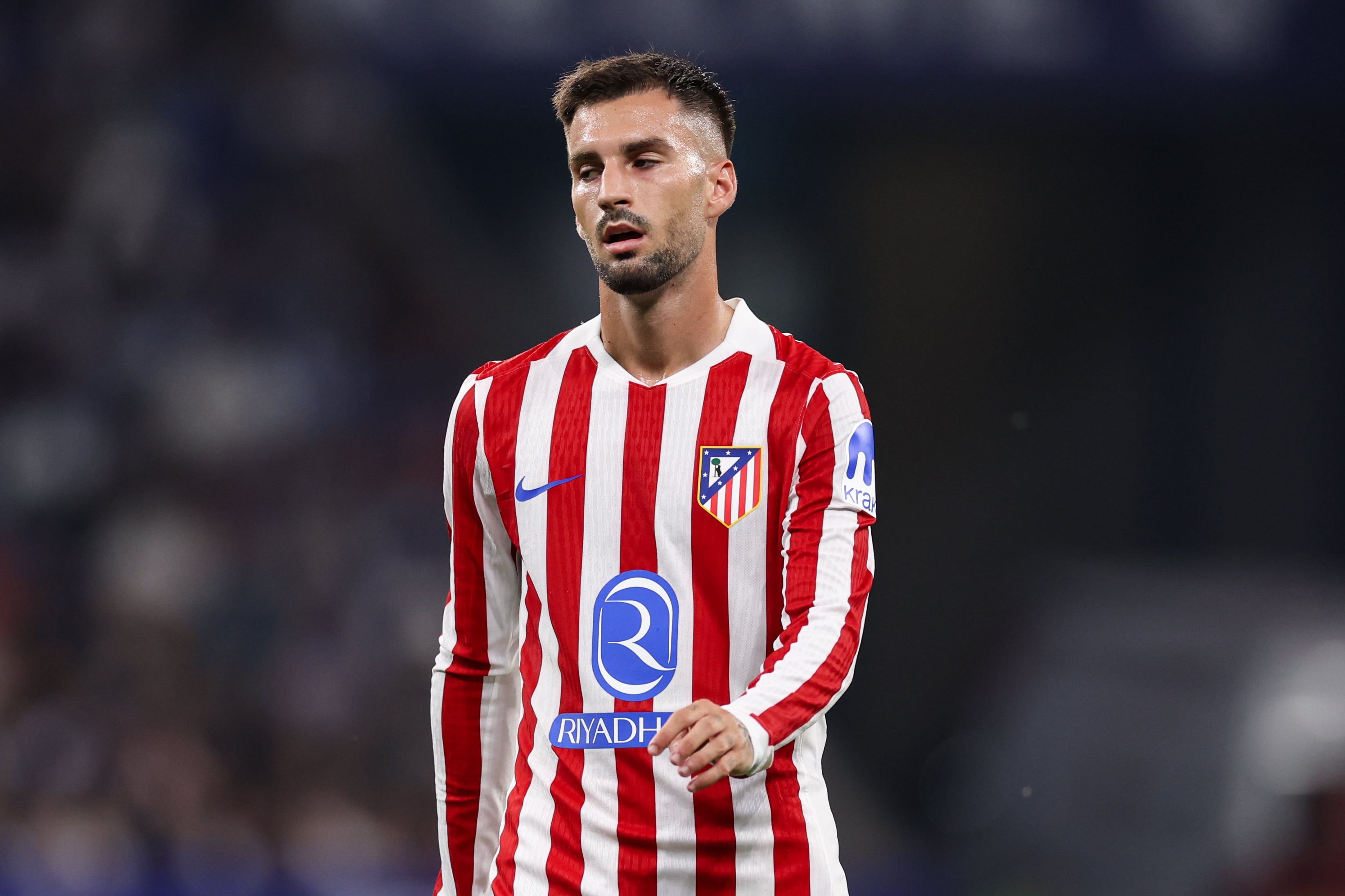 Álex Baena, del Atlético de Madrid, observa durante el partido de LaLiga EA Sports entre el RCD Espanyol de Barcelona y el Atlético de Madrid en el estadio RCDE el 17 de agosto de 2025 en Barcelona, España. (Foto de Judit Cartiel/Getty Images)