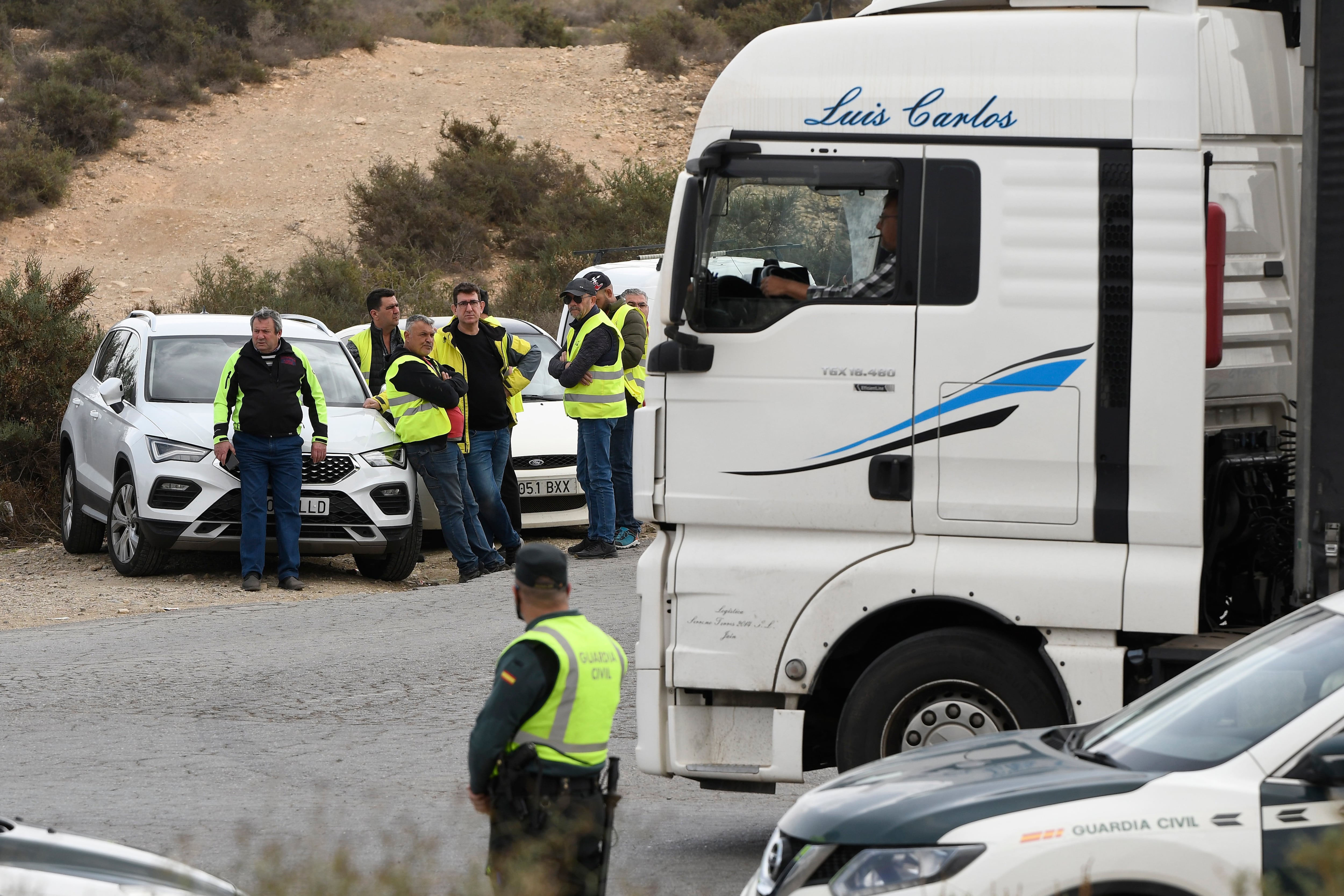 Efectivos de la Guardia Civil vigilan el acceso al polígono de La Juaida en Viator, ( Almería) donde varios transportistas se concentran hoy viernes en el que unos 2.000 transportistas de la provincia de Almería.