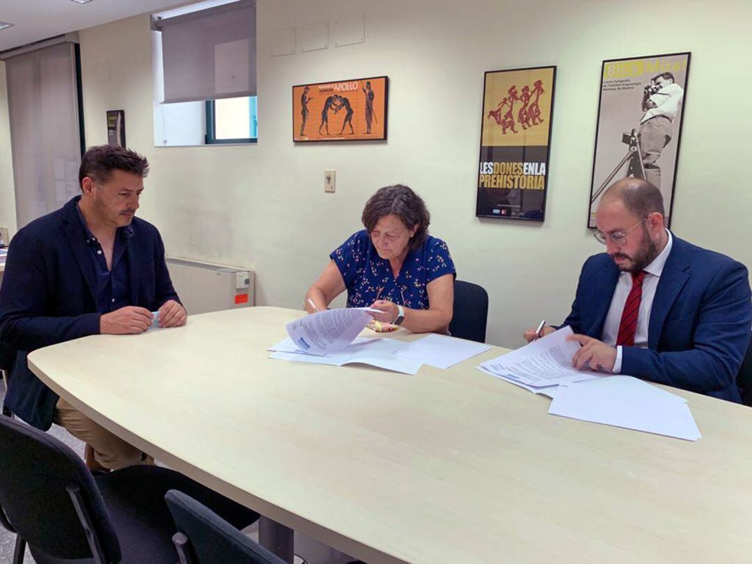 Momento de la firma del convenio, alclade de Bedmar, Pablo Ruiz, a la derecha, directora del Museo de Prehistoria de Valencia, María Jesús de Pedro, centro, acompañados por el director de PaleoMágina, Marco Antonio Bernal