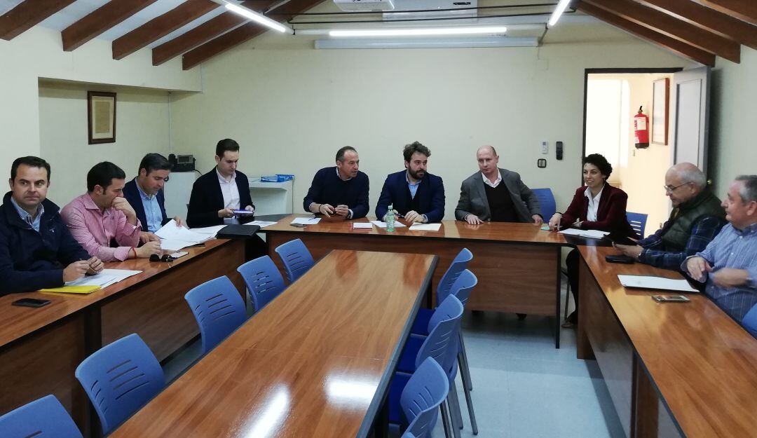 Representantes de las organizaciones agrarias y cooperativas con diputados y parlamentarios socialistas en la sede del PSOE de Jaén.