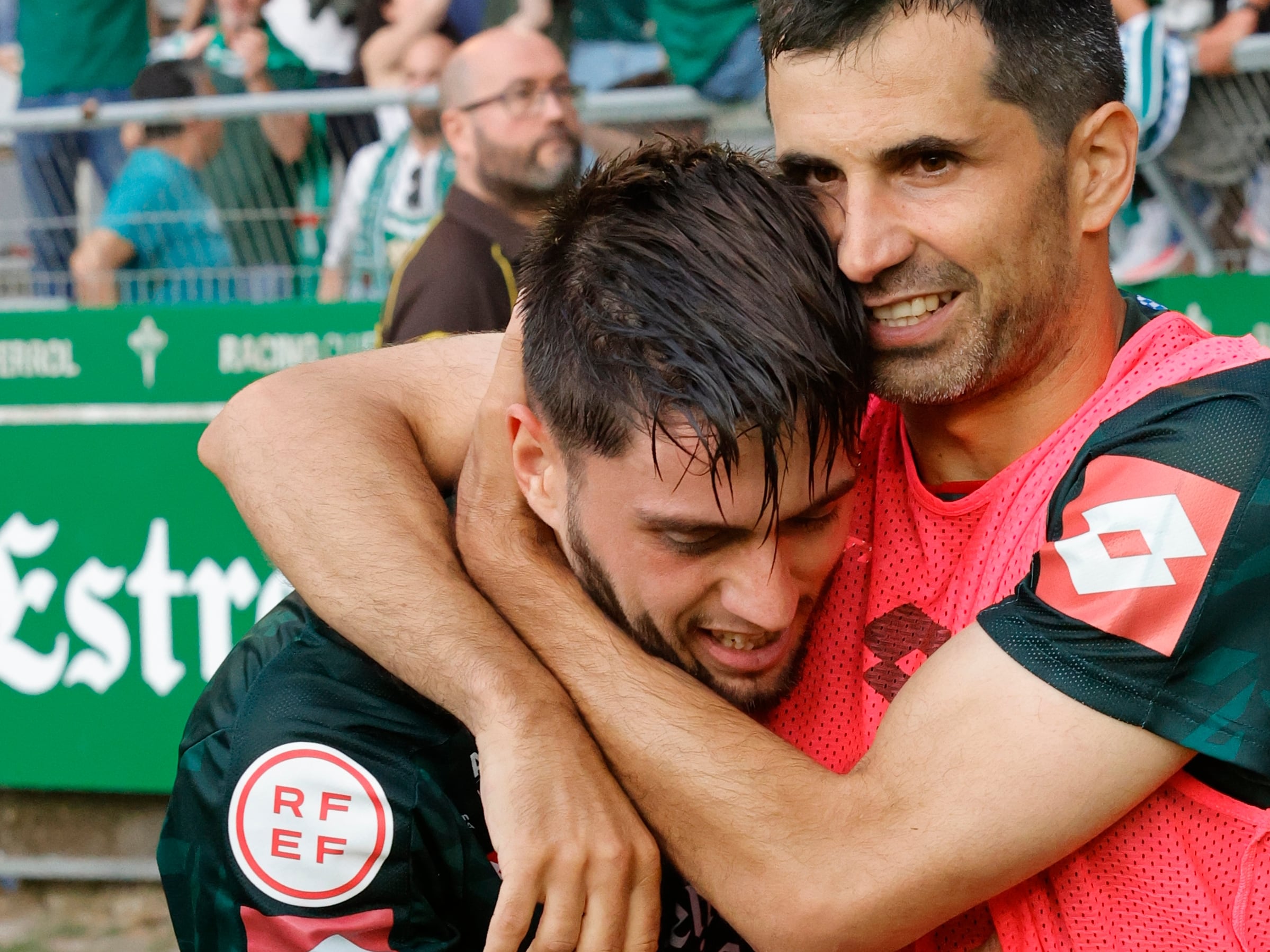 GRAF8412. FERROL, 27/05/2023.- El autor de los dos goles del Racing de Ferrol Jaume Jardí (i) celebra tras conseguir el segundo tanto, que logra el ascenso directo a Segunda División del club al ganar al Celta B, en un duelo que ha llenado el estadio de A Malata con más de 11000 espectadores. EFE/Kiko Delgado
