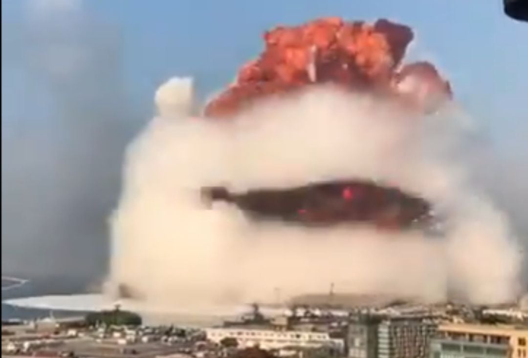 Momento en el que ocurre una gran explosión en Beirut