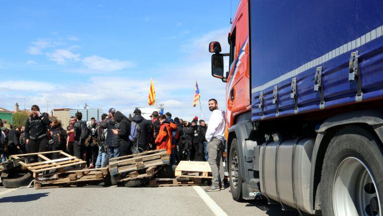Un camioner davant d'un tall de carretera a les comarques de Girona.