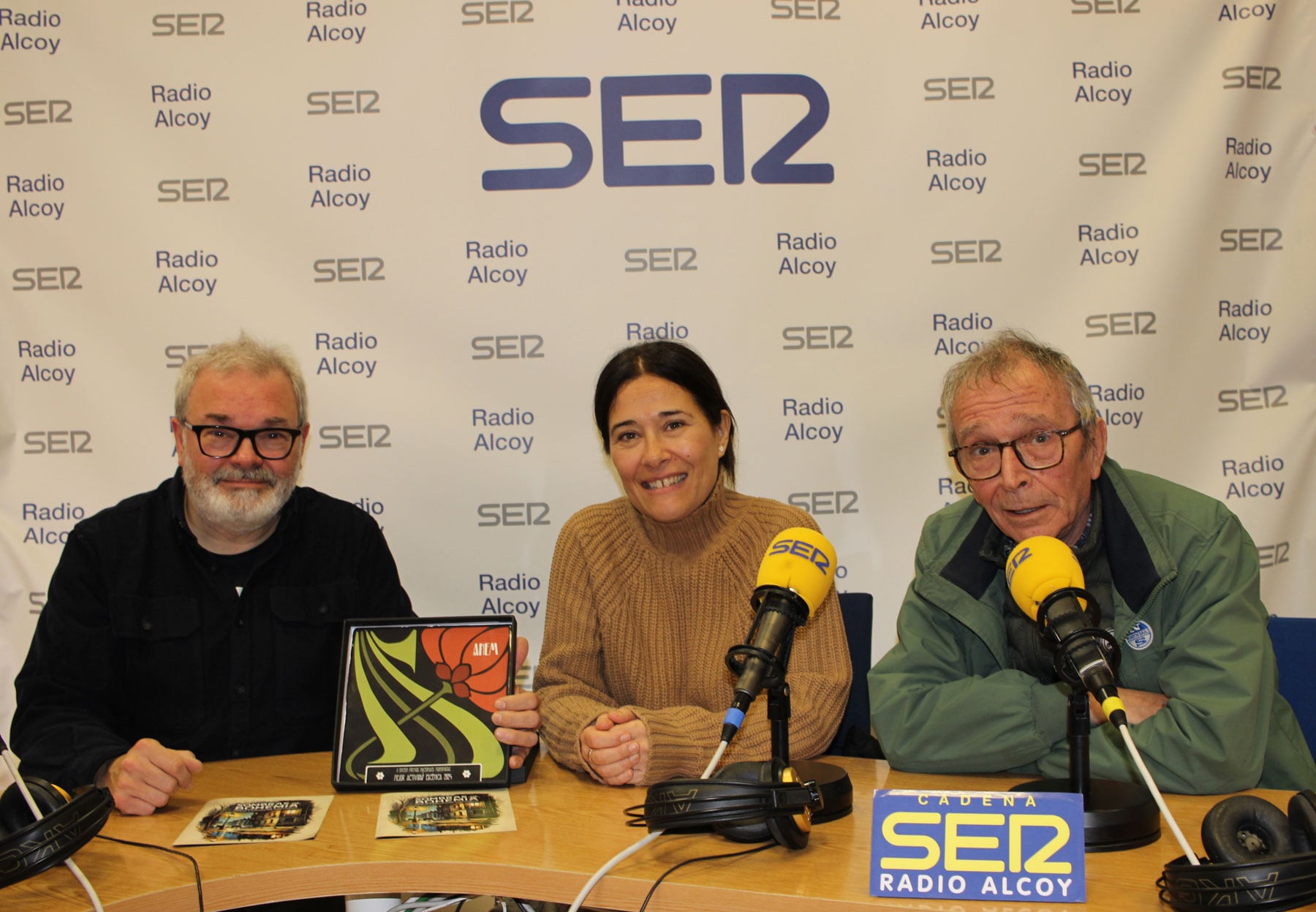 Xavi Cortés, Lorena Zamorano i Ximo Llorens, en l&#039;estudi central de Radio Alcoy, amb el premi obtés