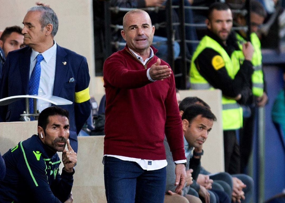 El entrenador del Levante, Paco López, durante su partido ante el Villarreal,