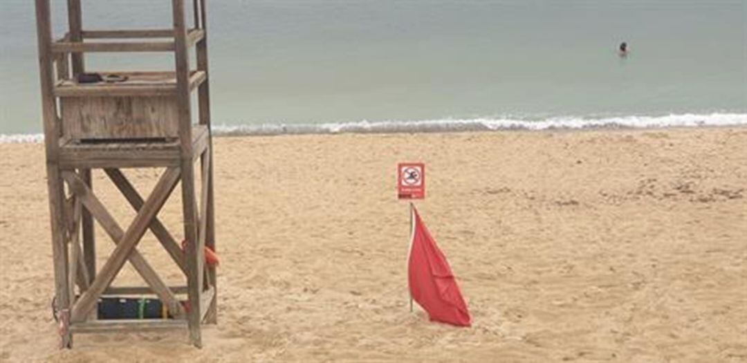 Imagen de archivo de una de las playas de Palma cerradas por vertidos