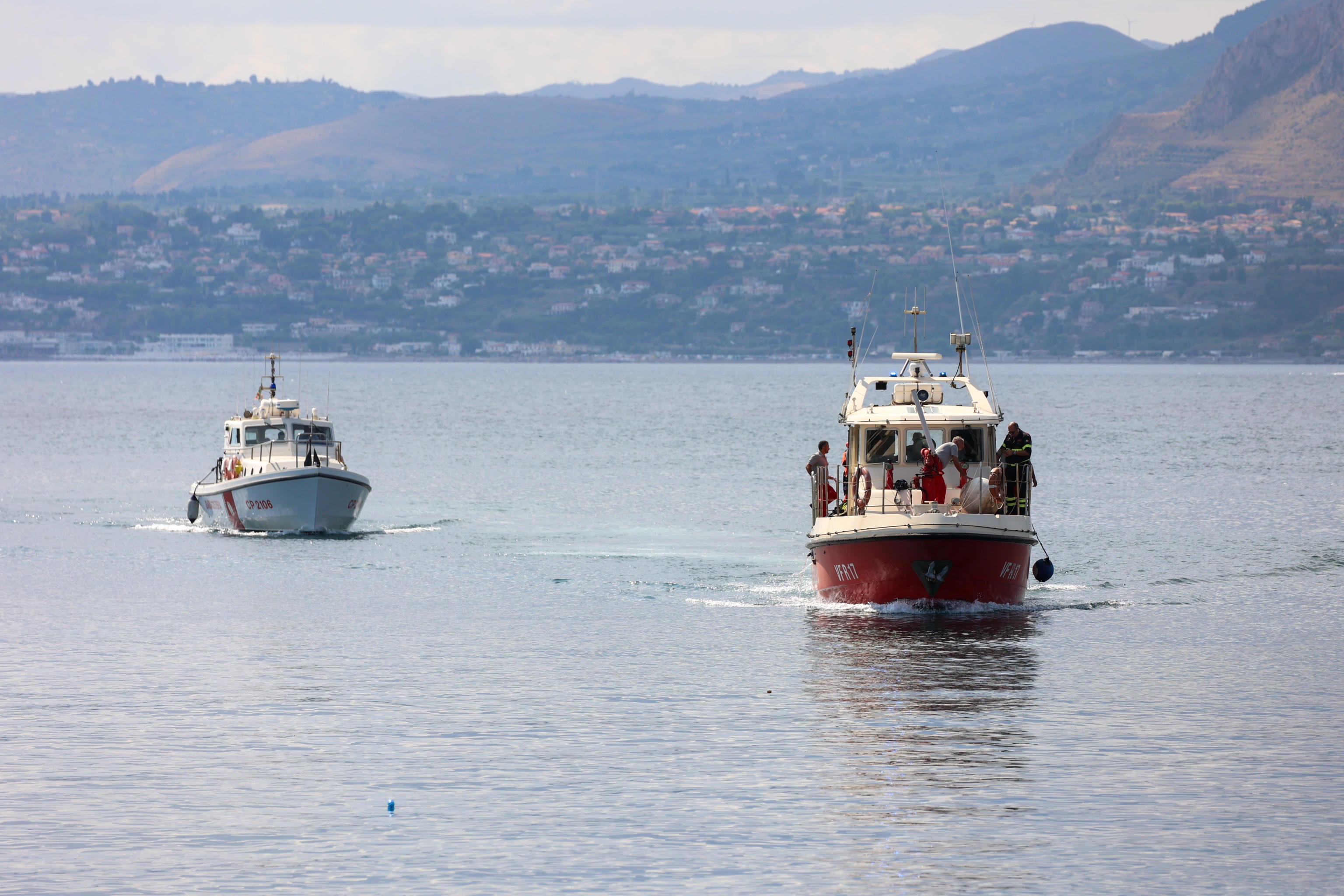 Bomberos y Guardia Costera han unido fuerzas para encontrar a las personas desaparecidas a bordo del velero