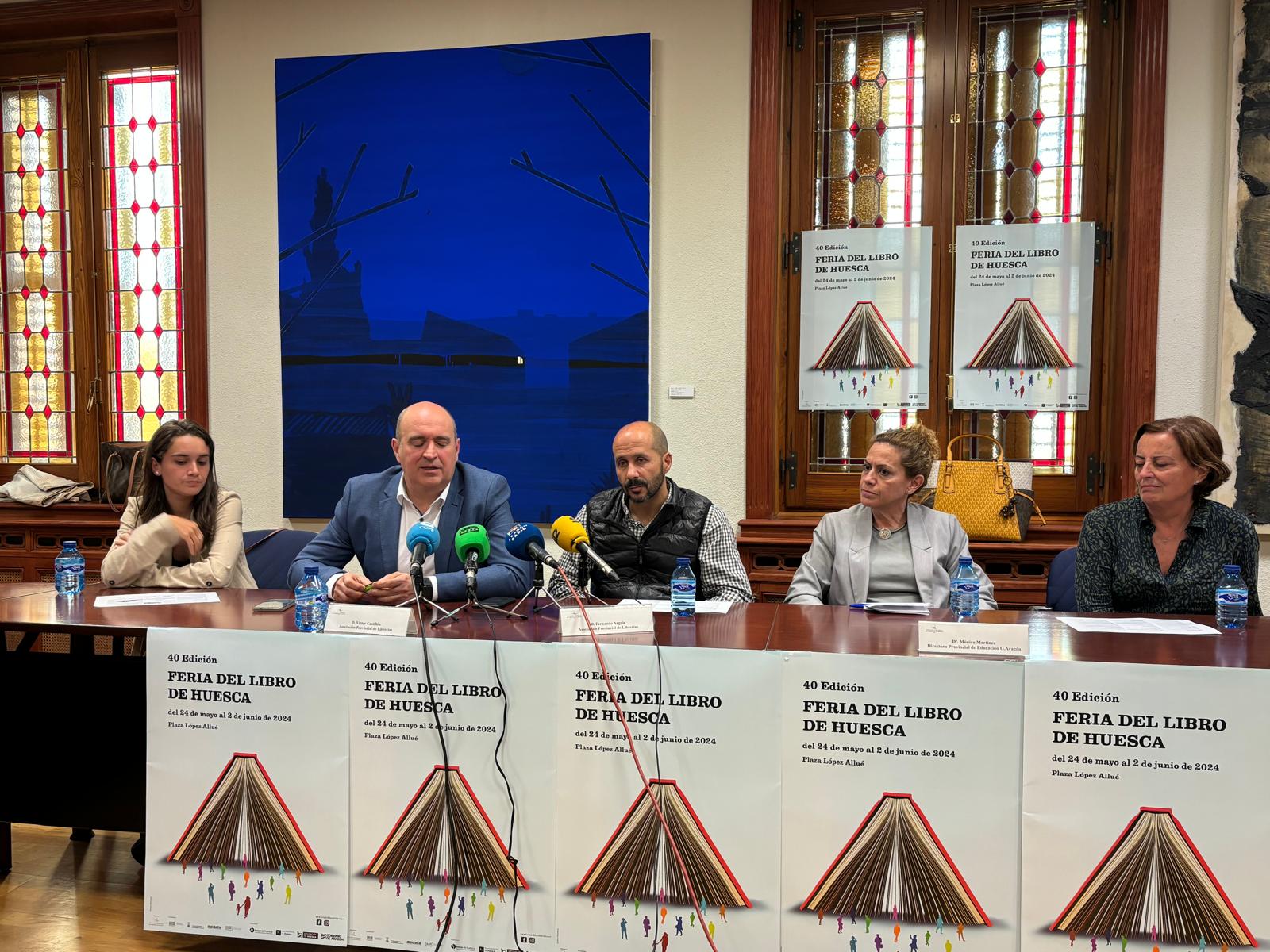 Los libreros, durante la presentación de la Feria del Libro, mostrando su queja por los pagos que les adeuda la DGA