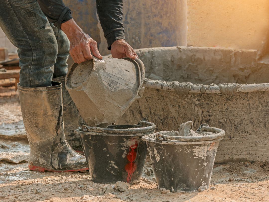 Un hombre trabaja en una obra.