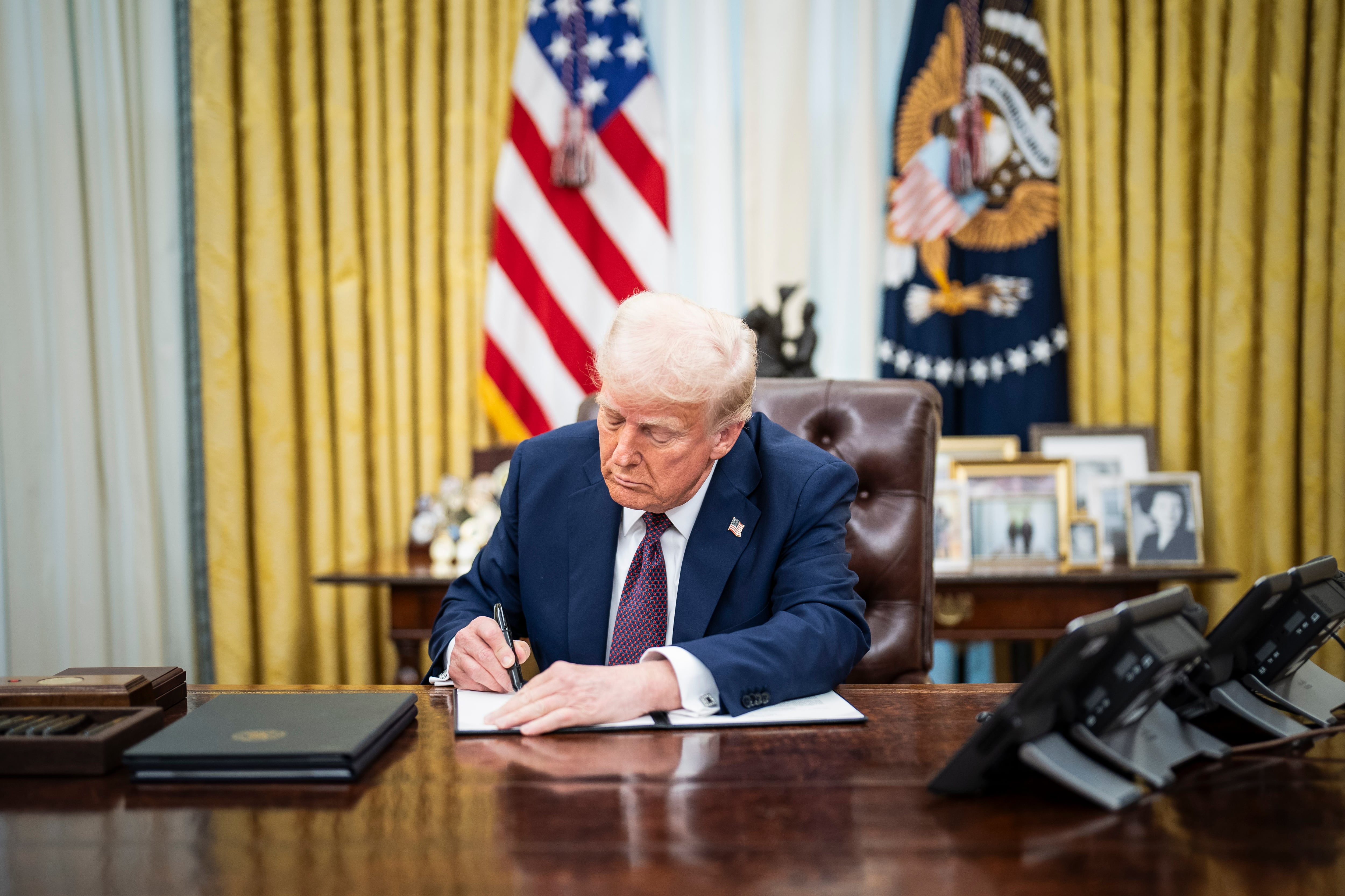 Imagen de archivo. El presidente de los Estados Unidos, Donald Trump, firma una orden ejecutiva en el Despacho Oval de la Casa Blanca | GettyImages