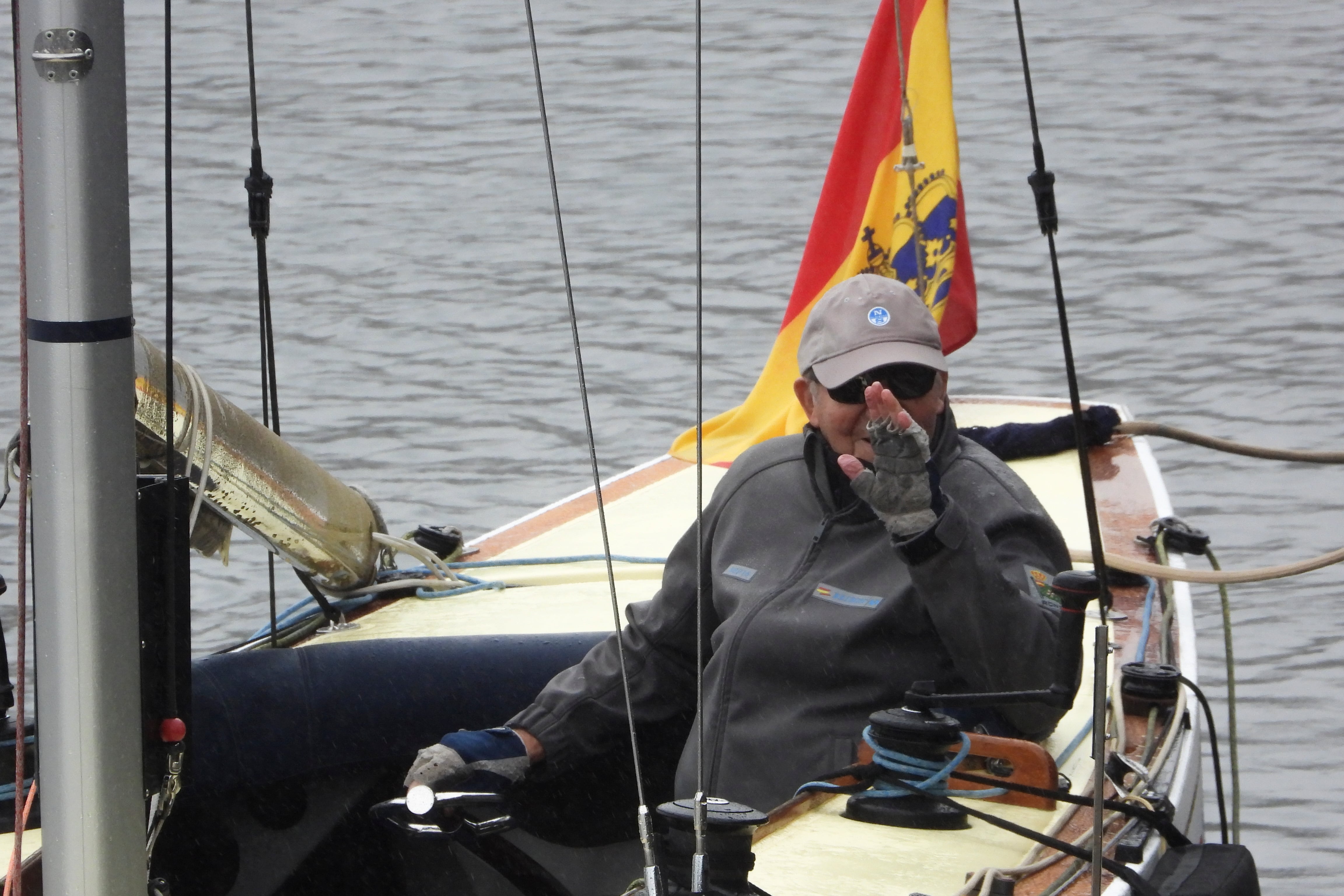 SANXENXO (PONTEVEDRA), 21/04/2023.- El rey emérito Juan Carlos I navega abordo del Bribón junto a su amigo Pedro Campos en aguas de Sanxenxo donde mañana tiene previsto participar en una regata. EFE/Lavandeira jr
