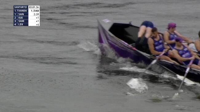 El proel de Santurtzi en el momento de caer al agua
