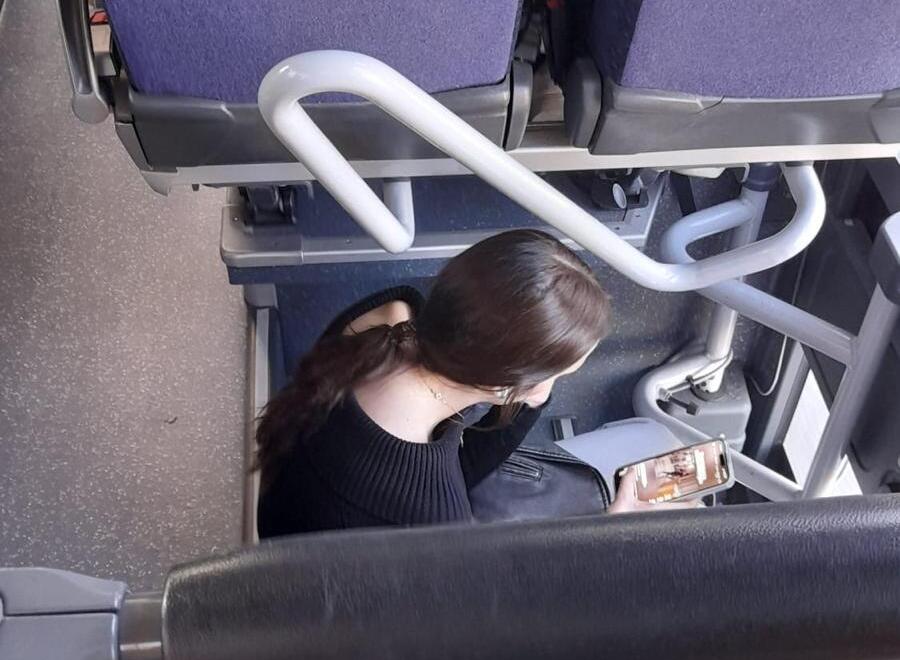 Usuaria del autobús Talavera-Toledo, viajando en las escaleras laterales del vehículo