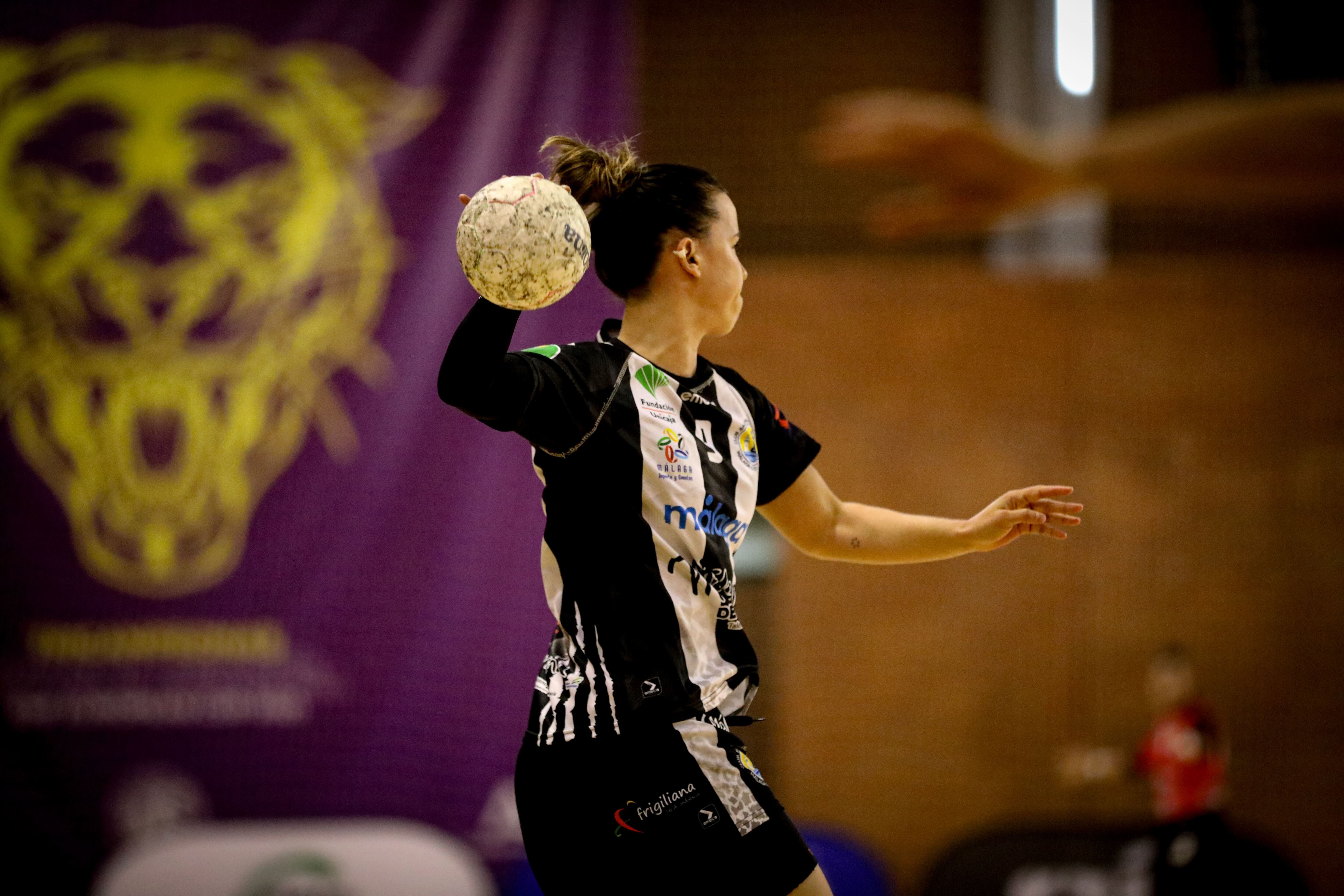 Silvia Arderius ejecuta un lanzamiento en un partido