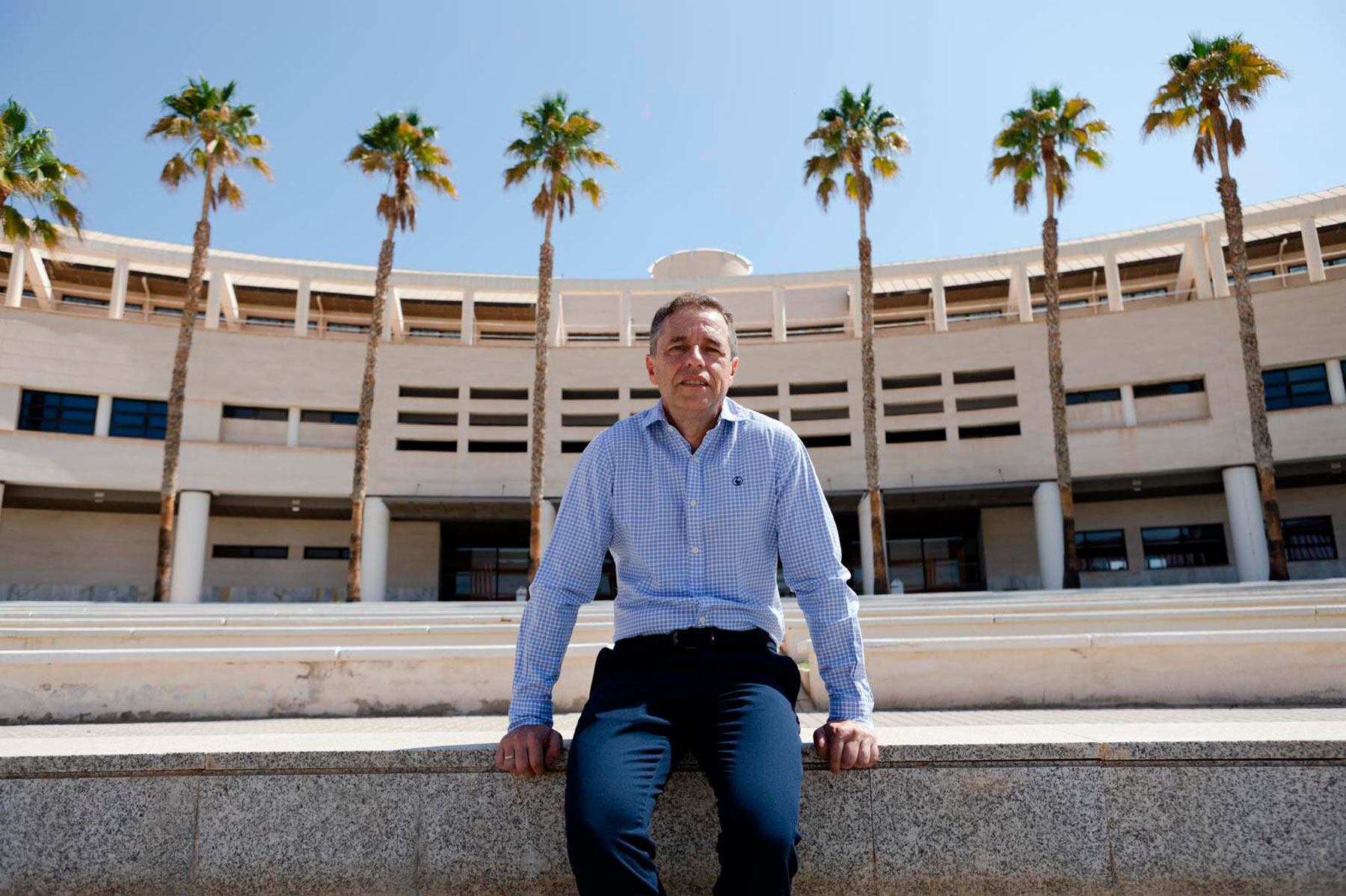 Enrique Herrero, en el campus de San Vicente del Raspeig de la Universidad de Alicante