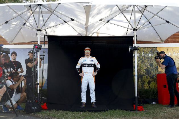 Fernando Alonso del equipo McLaren posa antes del Gran Premio de Australia de la Fórmula Uno 2018