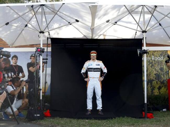 Fernando Alonso del equipo McLaren posa antes del Gran Premio de Australia de la Fórmula Uno 2018
