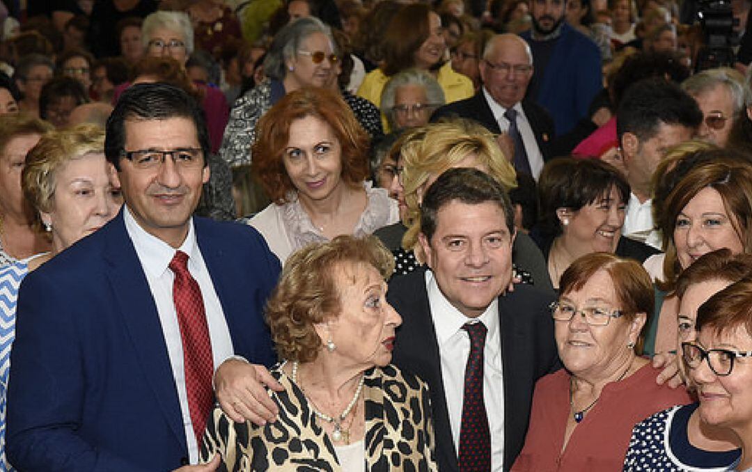 Emiliano García Page, presidente de Castilla La Mancha, junto a la presidenta nacional de la Asociación de Amas de Casa, Bienvenida Pérez y al presidente de la Diputación, Jose Manuel Caballero.