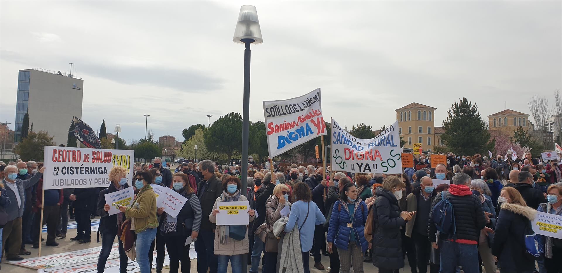 Concentración en la sede de las Cortes de CyL por una sanidad publica y de calidad