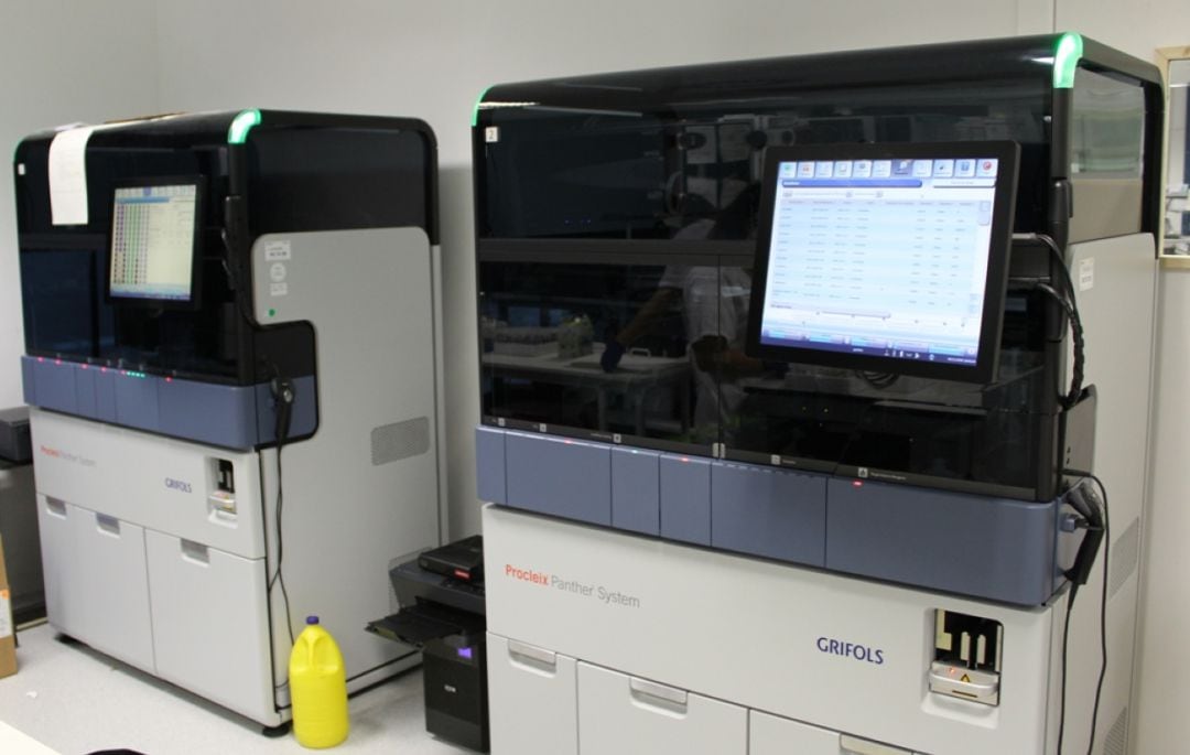 Detall del laboratori de l'Hospital Joan XXIII de Tarragona on s'analitzen les proves PCR de covid-19 i que incorpora nova maquinària