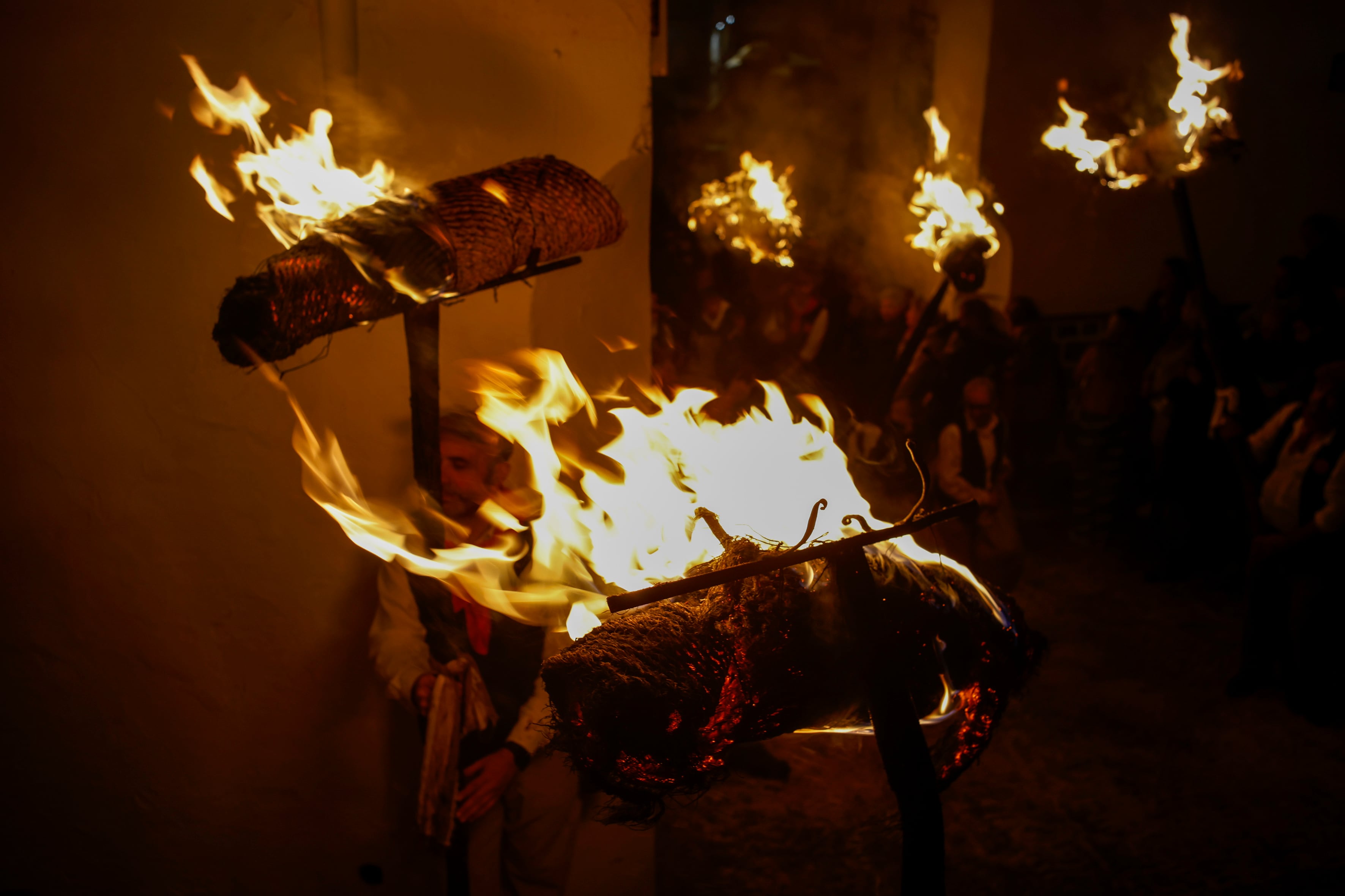 AME5152. CASARABONELA (ESPAÑA), 12/12/2024.- Fotografía de la celebración de la fiesta de los Rondeles, este jueves en Casarabonela, en la Sierra de las Nieves de Málaga (España). EFE/ Jorge Zapata
