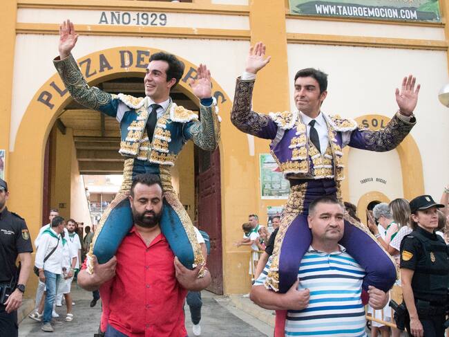 Los diestros Tomás Rufo y Miguel Ángel Perera salen a hombros tras el tercer festejo de la Feria de la Albahaca en Huesca. EFE/JAVIER BLASCO
