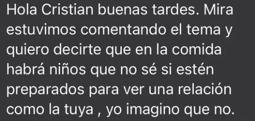 Parte del mensaje que ha recibido un chico homosexual para no acudir con su novio a una fiesta familiar.