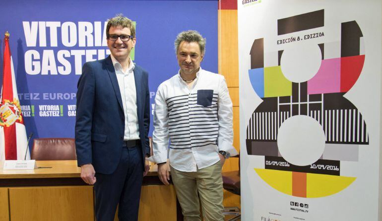 El alcalde de Vitoria, Gorka Urtaran y el director del Festival del FesTVal, Joseba Fiestras. 