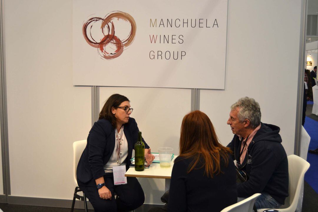 La gerente de Manchuela Wine Group, Patricia Martínez, junto a unos clientes.  