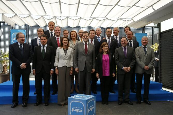 El presidente del Gobierno y del PP, Mariano Rajoy, junto a la vicepresidenta del Gobierno, Soraya Sáenz de Santamaría; la secretaria general del PP, María Dolores de Cospedal, y los presidentes de las comunidades gobernadas por el PP, antes de la reunión