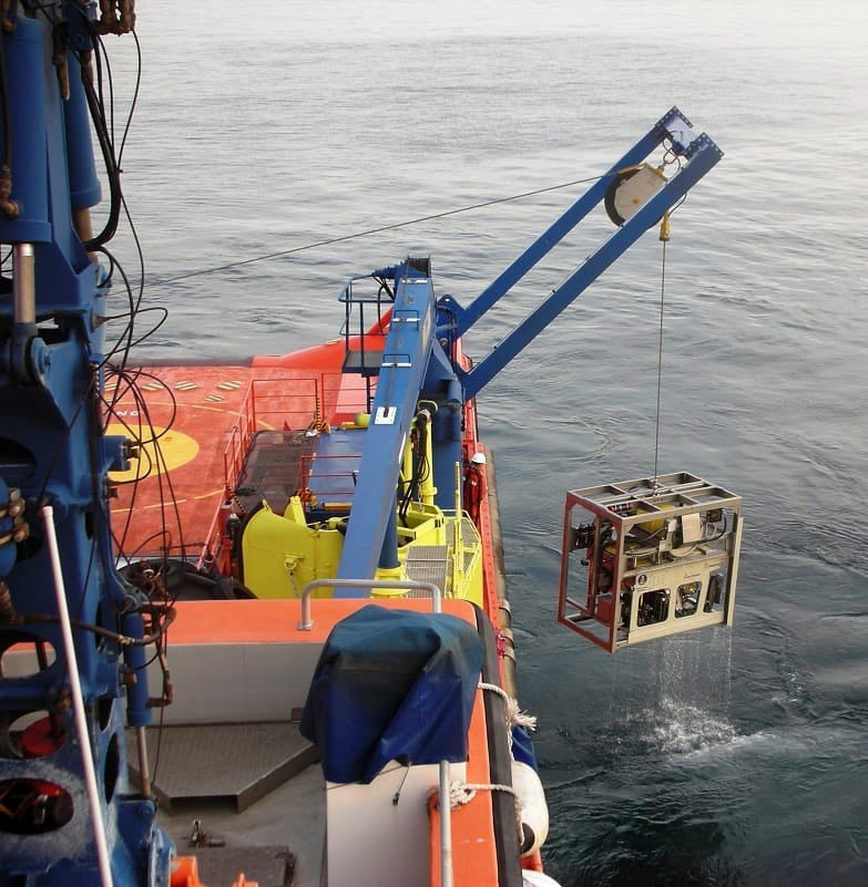 SANTANDER, 09/04/2023.- El robot de Salvamento Marítimo capacitado para sumergirse en condiciones difíciles de mar ya ha llegado a Santander para incorporarse al dispositivo de búsqueda del tripulante desaparecido en el naufragio del pesquero &quot;Vilaboa Uno&quot; durante la madrugada del pasado lunes a seis millas al norte de la capital cántabra. Tras finalizar los preparativos necesarios en Ferrol (A Coruña), el &quot;Rov comanche&quot; ha llegado este domingo en el interior del buque Don Inda junto al equipo técnico necesario para su operatividad en la búsqueda coordinada por el Centro de Salvamento Marítimo en Santander, según ha informado la Delegación del Gobierno en Cantabria.-EFE/Salvamento MarítimO***SOLO USO EDITORIAL/SOLO DISPONIBLE PARA ILUSTRAR LA NOTICIA QUE ACOMPAÑA (CRÉDITO OBLIGATORIO)***
