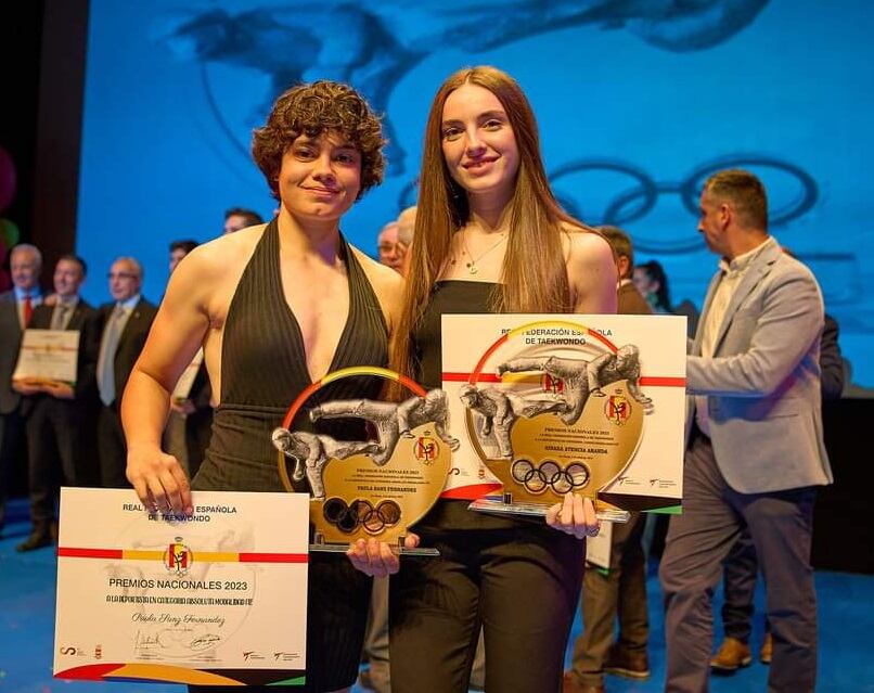 La integrante del Club Fénix In Nae de Torremolinos Paula Sanz, galardonada por la Real Federación Española de Taekwondo