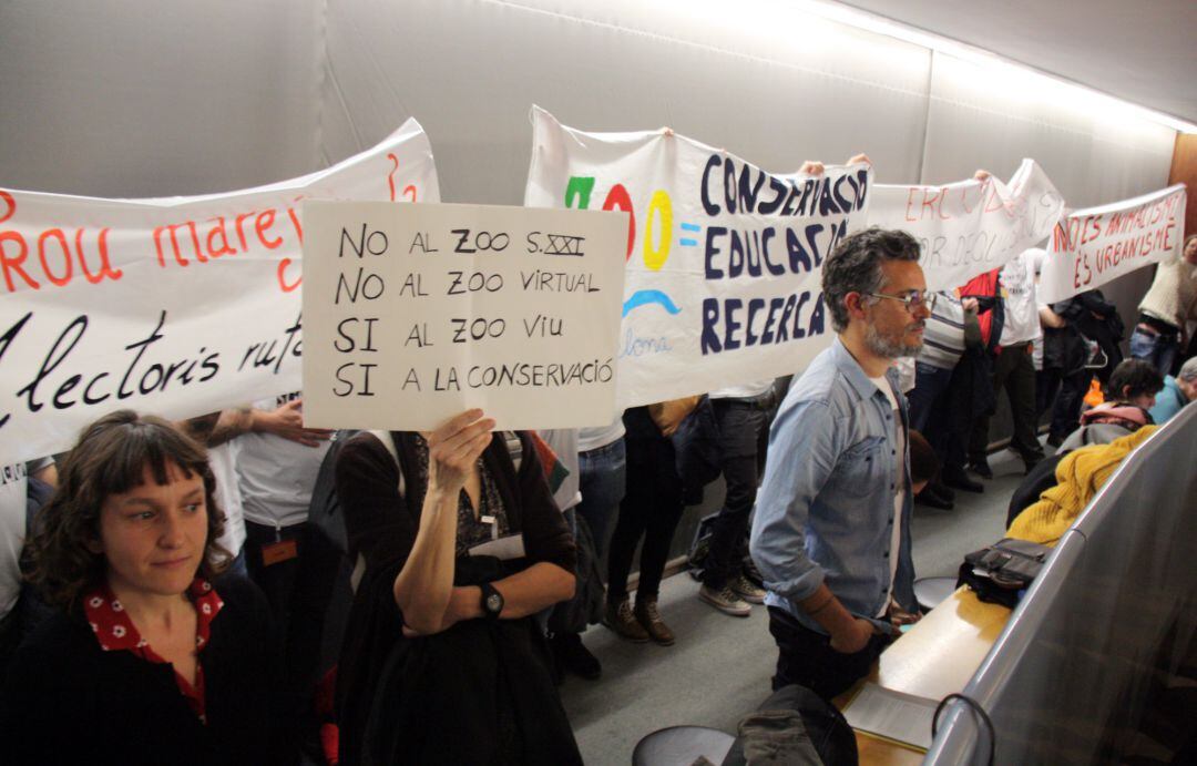 Protesta d'un centenar de treballadors del Zoo de Barcelona a l'Ajuntament de Barcelona contra la iniciativa de ZooXXI, amb el portaveu que ha presentat la iniciativa ciutadana, Leo Anselmi, al centre de la imatge